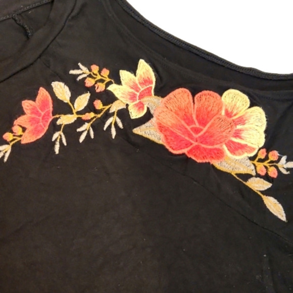 Womens American Eagle black floral embroidered cut out shoulders top size Small. - Picture 10 of 14
